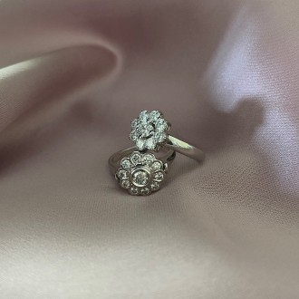 Anillo estilizado firma Louis Vuitton con diamantes en oro dos