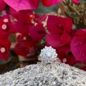 Anillo VEGA en Oro Blanco de 18K con roseta de diamantes talla brillante en 3 alturas