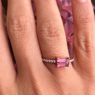 Anillo SONREIRAS en oro rosa de 18K con diamantes talla brillante y turmalina rosa talla baguette